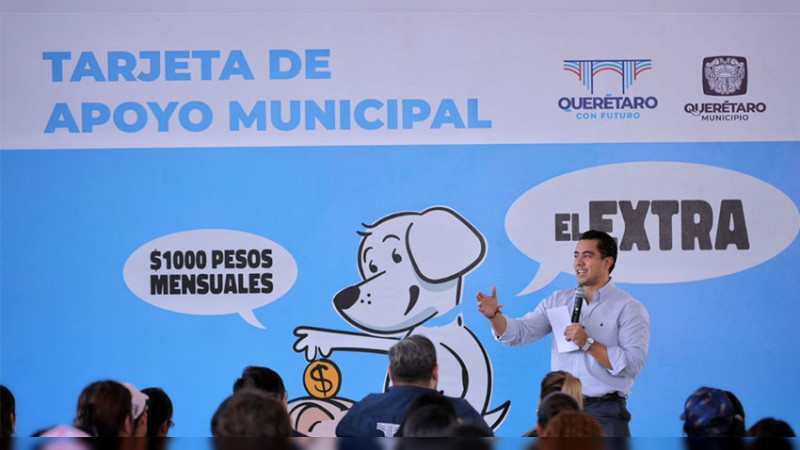 Felifer Macías entrega tarjetas del programa “El Extra” en Epigmenio González