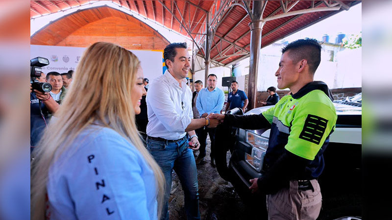 Entrega de vehículos para fortalecer la estrategia conjunta para proteger a las familias y mantener la tranquilidad en todo el estado, afirmó Felifer Macías Olvera