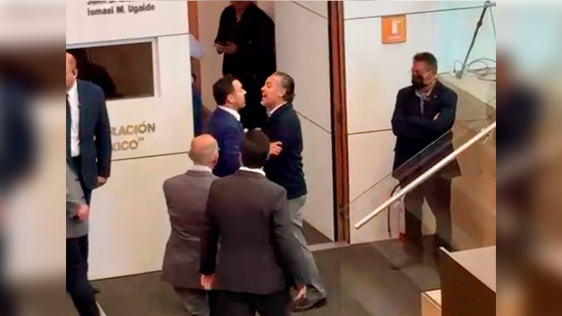 Gritos, empujones y suspensión de sesión en el congreso de Querétaro