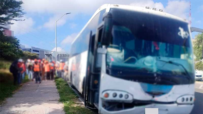 Camión choca contra una luminaria en Centro Sur, Queretaro