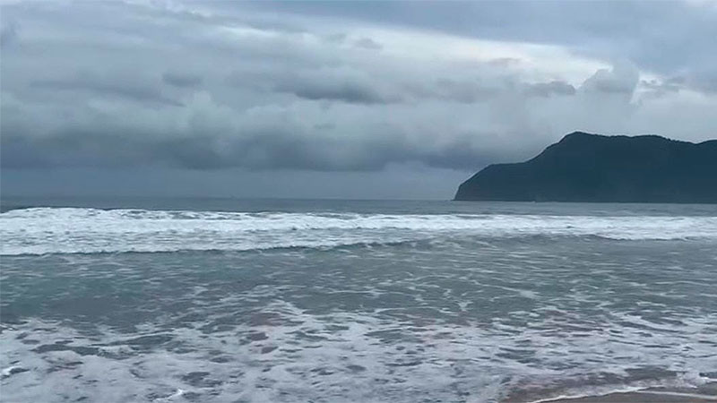 Evacuan playas de Colima, ante la cercanía de la tormenta tropical 