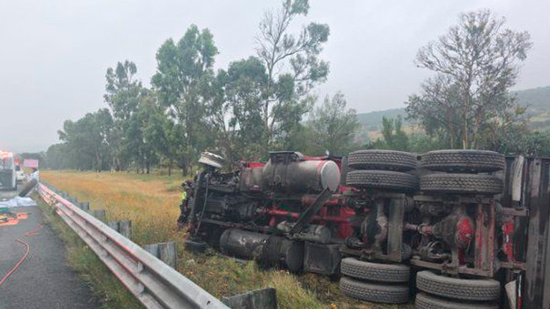Trailero pierde la vida en choque volcadura, en el libramiento Noreste, en El Marqués, Querétaro