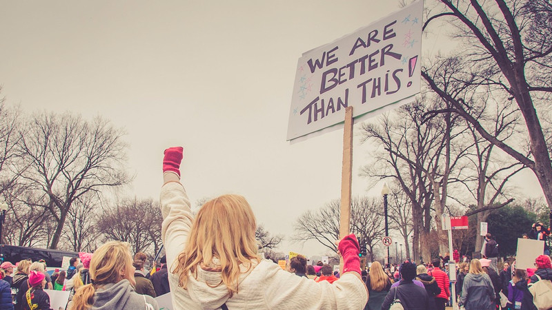 Trump planea invocar la Ley de Insurrección para reprimir protestas contra redadas