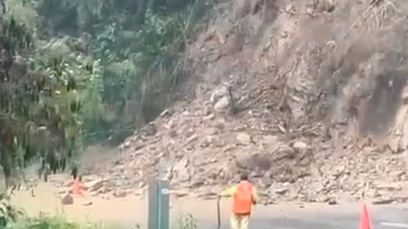 Atienden autoridades queretanas derrumbes en carretera federal 120