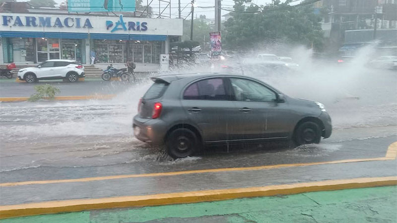 Provoca “Raymond” inundaciones en Lázaro Cárdenas, Michoacán