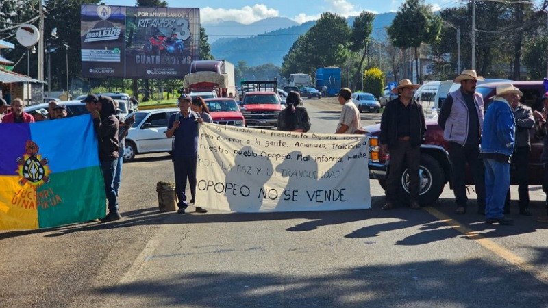 Comunidades indígenas bloquean carreteras en Michoacán por el Día de la Dignidad y la Resistencia