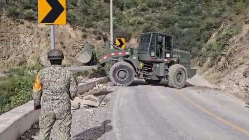 Ejército Mexicano, Guardia Nacional y autoridades estatales atienden deslaves registrados en la Sierra Norte del Estado de Querétaro.