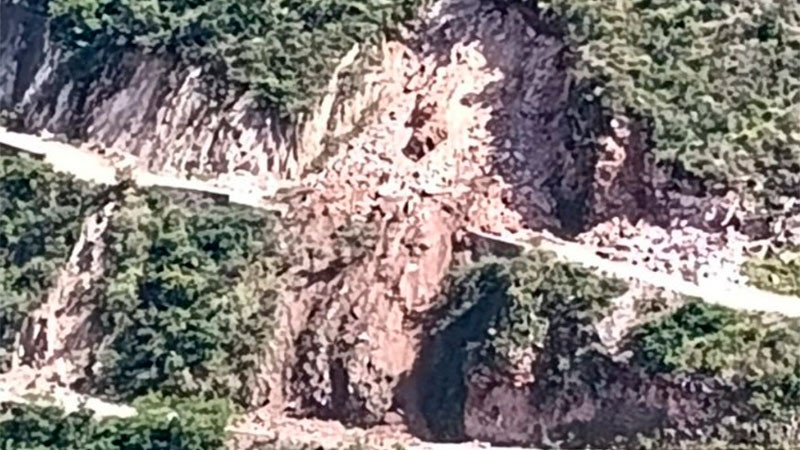 Deslave de un cerro provoca que comunidades se queden incomunicadas en el municipio de San Joaquín, Querétaro 