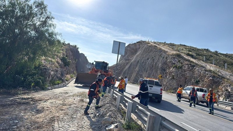 Realiza Gobierno de Querétaro acciones por derrumbe sobre la Carretera Estatal 100