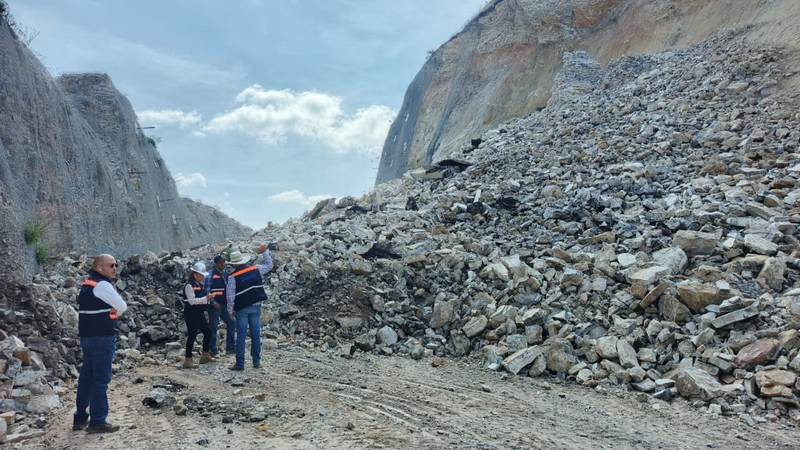Se registra derrumbe en carretera estatal de Querétaro, a la altura del municipio de Tolimán