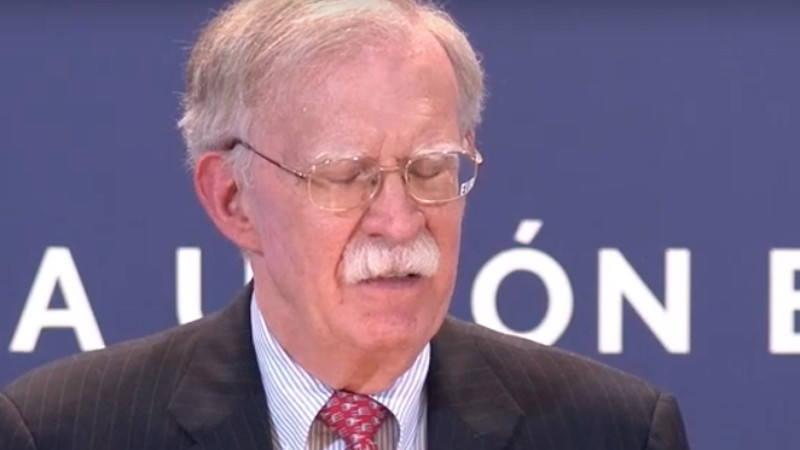 Imputan a ex asesor de Trump por manejo indebido de documentos clasificados