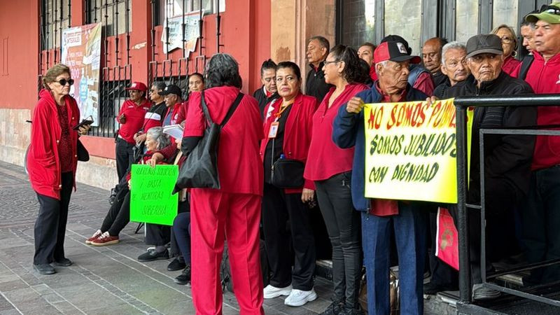 Jubilados y pensionados mantienen bloqueo en Presidencia de Celaya; Gobierno prepara comité para atender sus demandas