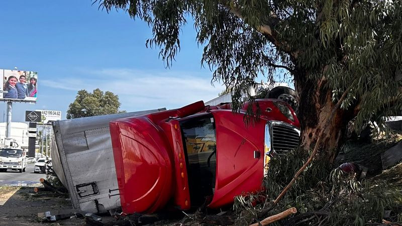 Tráiler sale del camino y vuelca en la lateral de la autopista México-Querétaro 