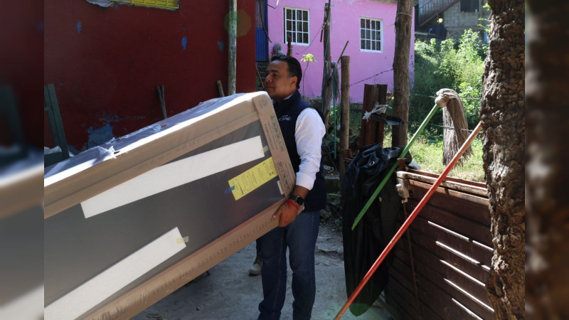 Supervisa Luis Nava supervisa entrega de enseres a afectados por lluvias en Pinal de Amoles