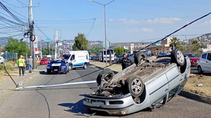 Corte de circulación ocasionó volcadura en la carretera libre Querétaro-Celaya 