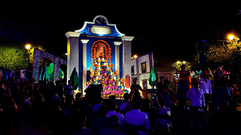 Prenden altar monumental en plaza de Armas de Querétaro, en honor al Dr. Octavio Mondragón