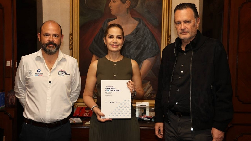 Entrega Car Herrera IV Informe de Actividades del SEDIF a Mauricio Kuri en Querétaro