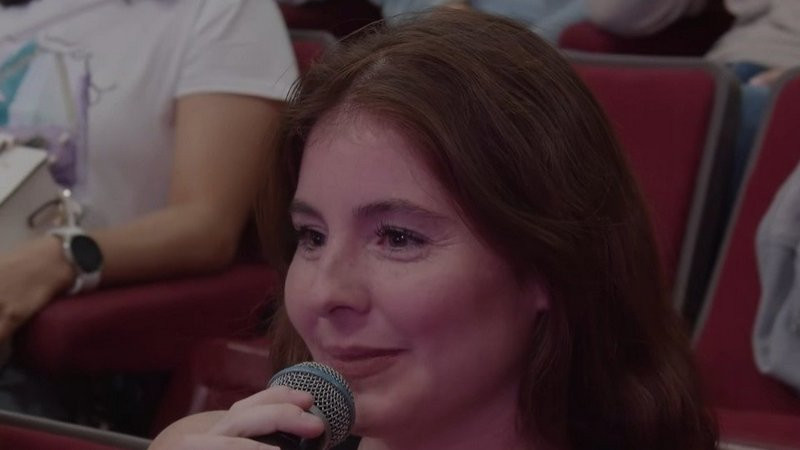 Se exhibe funcionaria del Ayuntamiento de Puerto Vallarta en show de Franco Escamilla; no sabe cuales son sus funciones