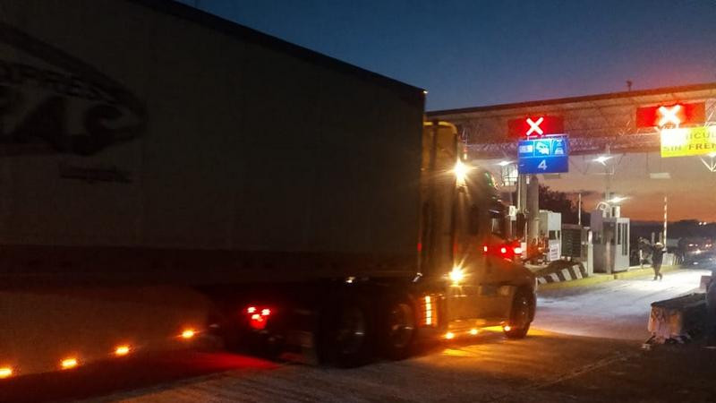 Restablecen circulación en carreteras y autopistas de Michoacán tras bloqueos de productores