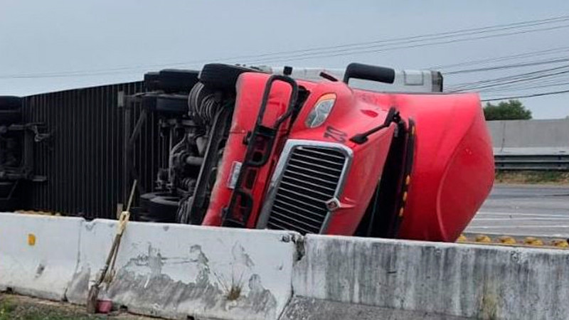 Vuelca tráiler en la autopista México-Querétaro 