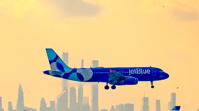 Avión realiza aterrizaje de emergencia en EEUU tras perder altitud; salió desde México