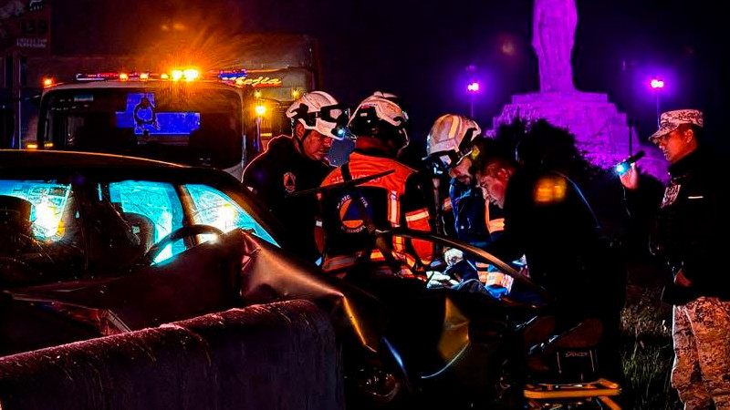 Quedó atrapado en su vehículo tras aparatoso accidente en la autopista México-Querétaro 