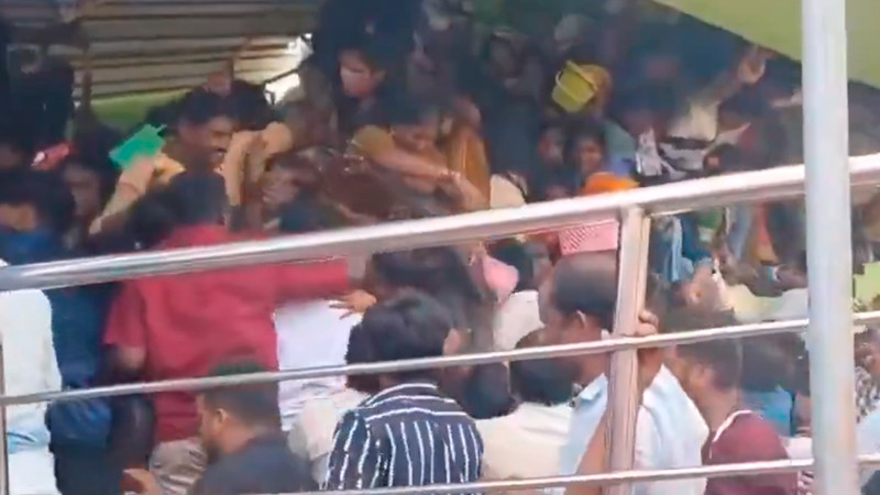 Estampida en templo hindú deja al menos 8 mujeres y un niño muertos; hay decenas de heridos