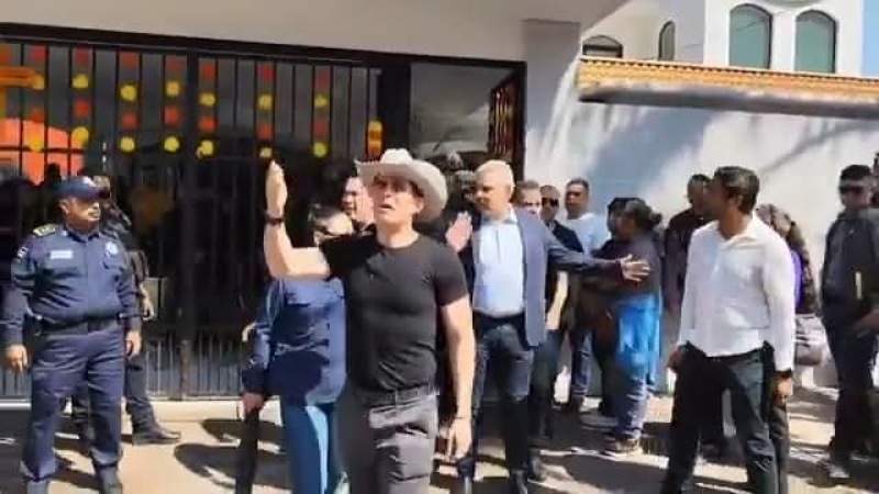 Acude gobernador de Michoacán Alfredo Ramírez Bedolla a velorio de Carlos Manzo; asistentes le claman justicia