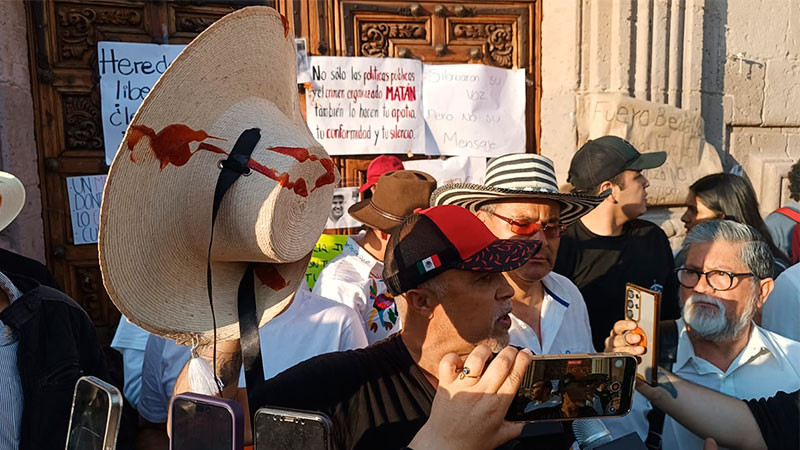 Marchan para pedir justicia por Carlos Manzo en Morelia, Michoacán; ingresan a Palacio de Gobierno y lo vandalizan