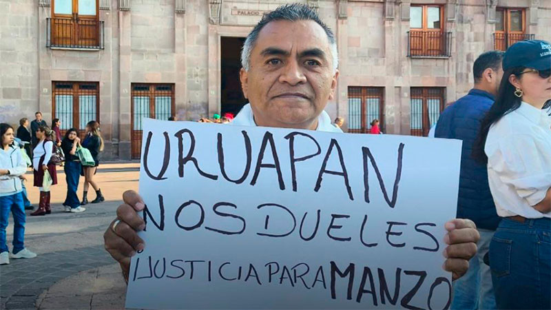 Se manifiesta un grupo de habitantes de Uruapan, Michoacán en Querétaro para exigir justicia por Carlos Manzo 