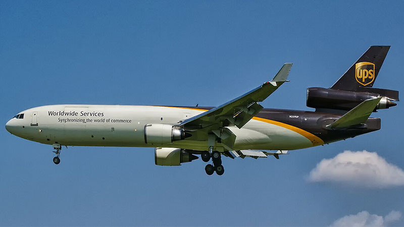 Se estrella avión de carga de la empresa de mensajería UPS cerca de aeropuerto de Louisville; hay 3 fallecidos