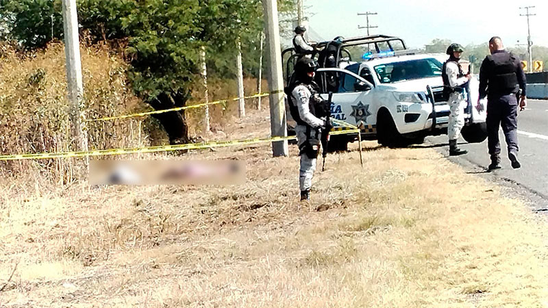 Reporte anónimo moviliza a corporaciones policiacas tras hallazgo de dos cadáveres envueltos en cobijas en Apaseo el Alto, Guanajuato 