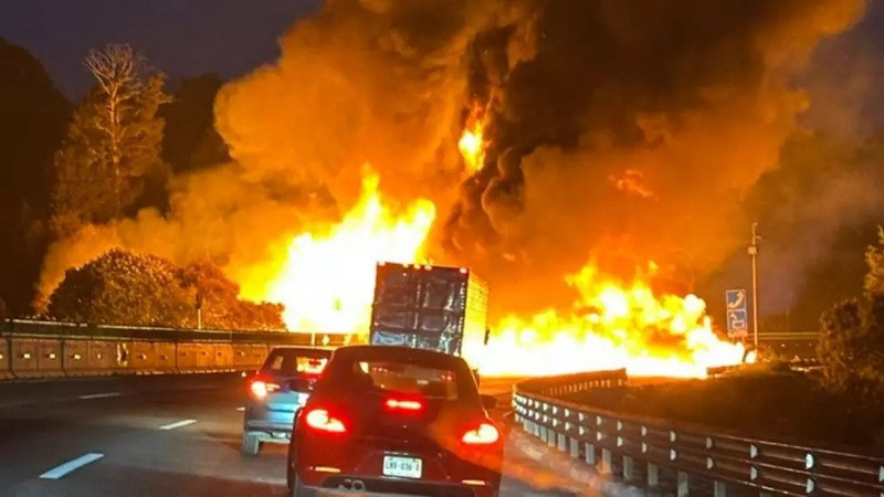 Reabren autopista México–Puebla tras volcadura e incendio de pipa en Ixtapaluca
