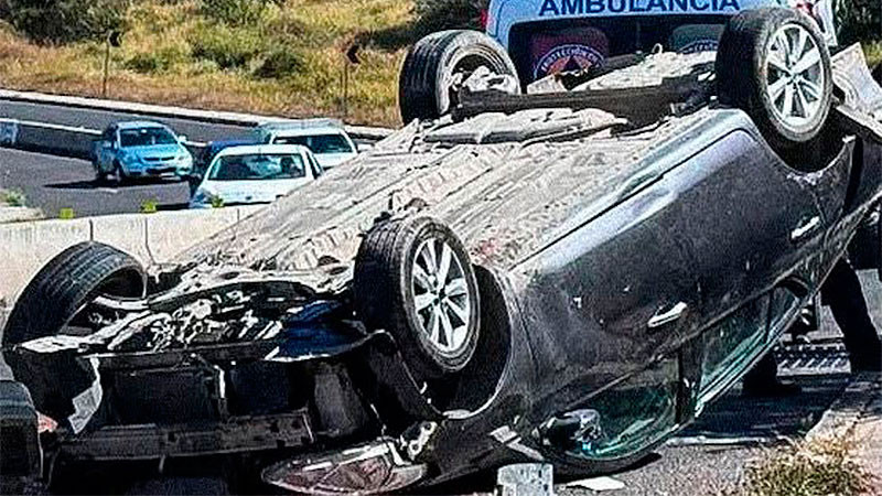 Exceso de velocidad ocasionó una volcadura en la carretera a Tequisquiapan 