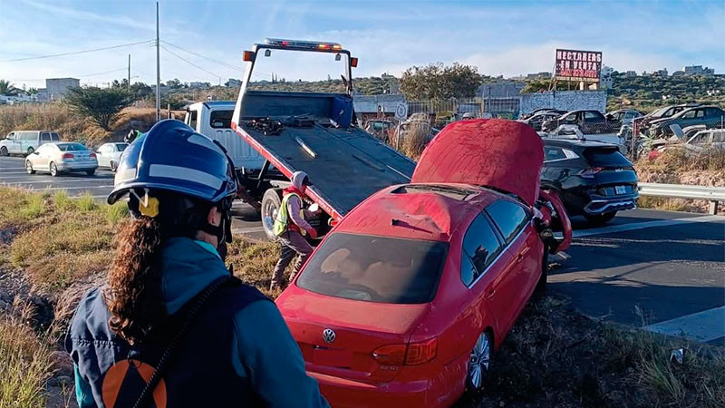 Vuelca un automóvil en el anillo vial Fray Junípero Serra del municipio de Querétaro 
