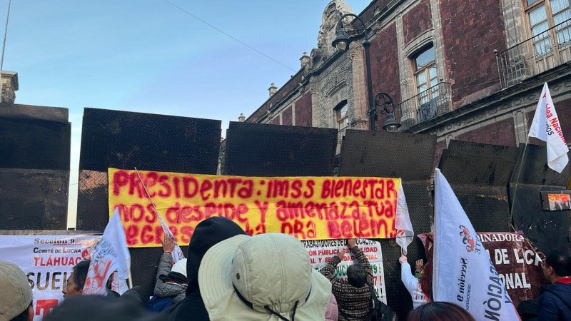 Marcha de la CNTE intenta derribar vallas de Palacio Nacional sin éxito; comienzan su movilización