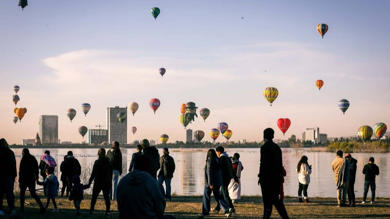 200 globos de 25 países iluminaron el cielo en el arranque del Festival Internacional del Globo; León,  Guanajuato 