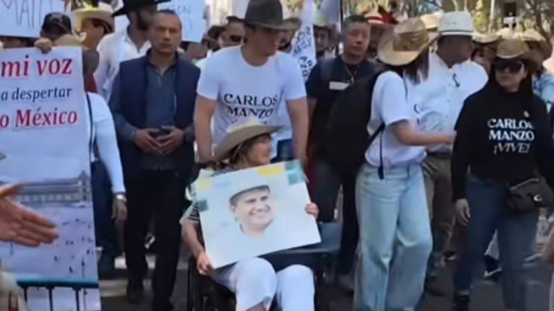 Doña Raquel, la abuela de Carlos Manzo, conmueve al avanzar en silla de ruedas rumbo al Zócalo en marcha por justicia