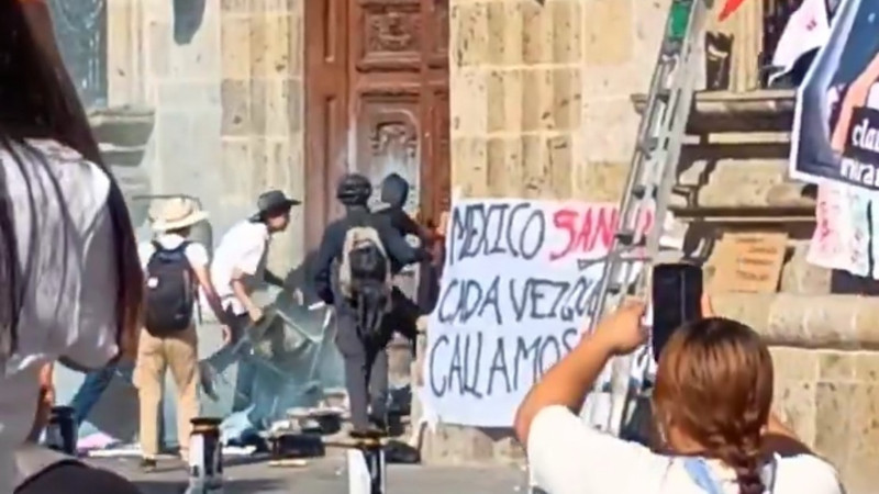Manifestantes de la Generación Z derriban e incendian puertas del Palacio de Gobierno en Guadalajara