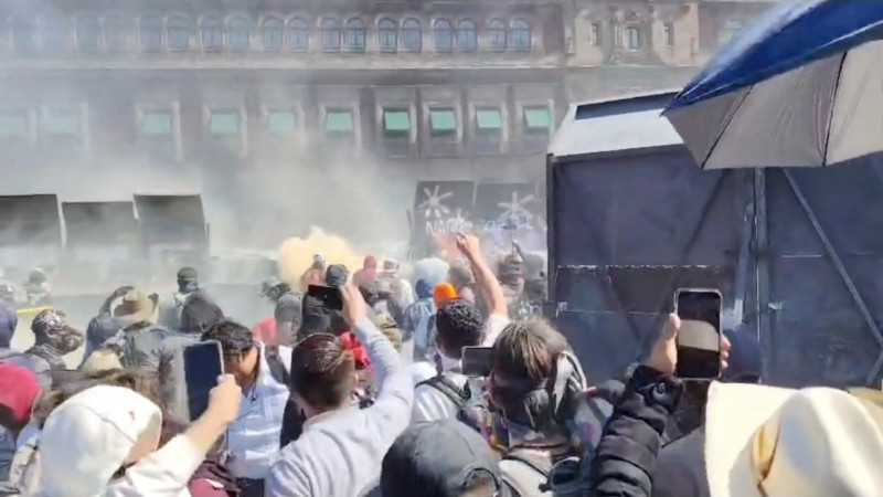 Vallas caen en Palacio Nacional y desata choque entre manifestantes y policías en el Zócalo