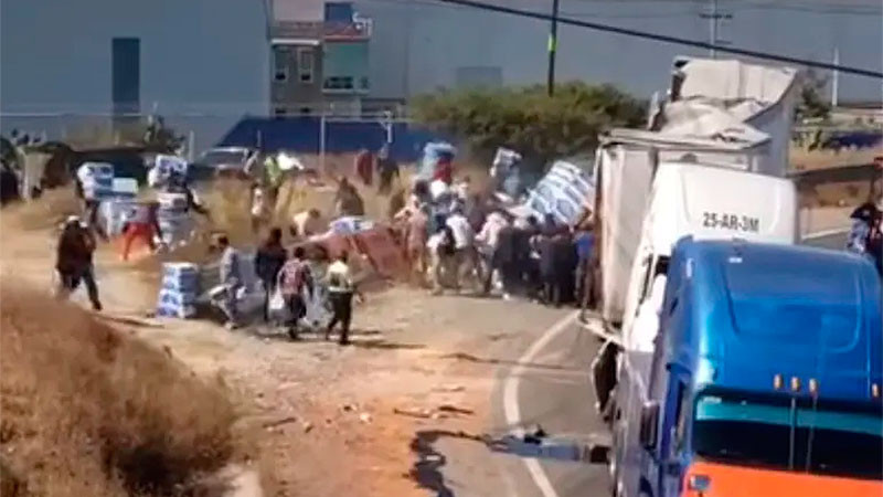 Saquean tráiler que transportaba papel higiénico, tras volcarse en la carretera México-Querétaro