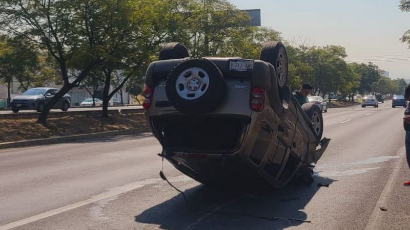 Vuelca camioneta en Paseo de la República de Querétaro