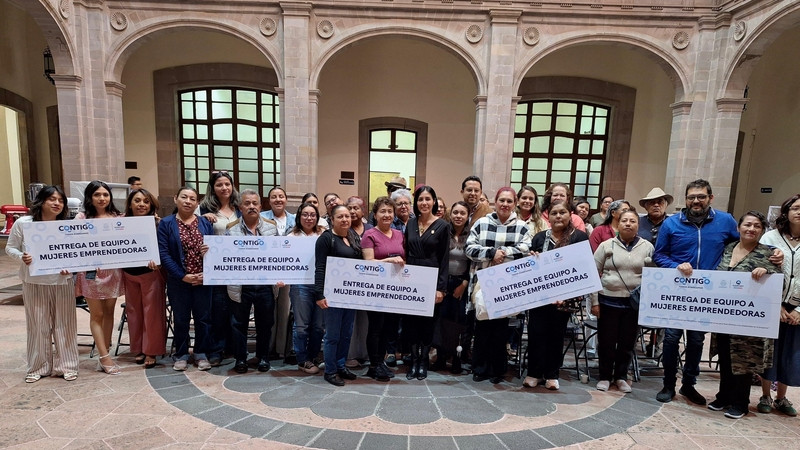 Entrega titular de la Secretaría del Trabajo equipamiento a mujeres emprendedoras en Querétaro