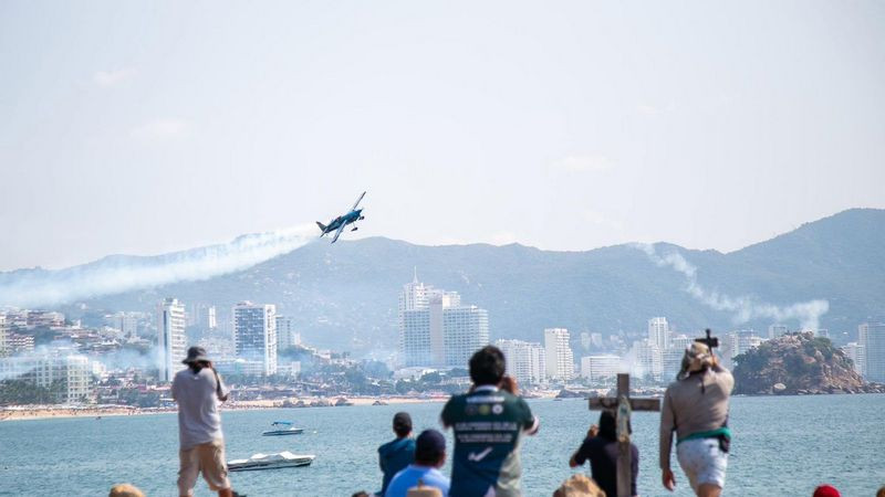 Miles de turistas y residentes se dan cita para disfrutar el Air Show 2025 en Acapulco, Guerrero