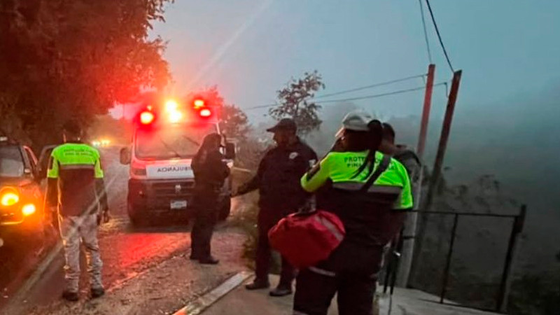 Camioneta cae en barranco en Pinal de Amoles; hay cinco muertos y varios lesionados 