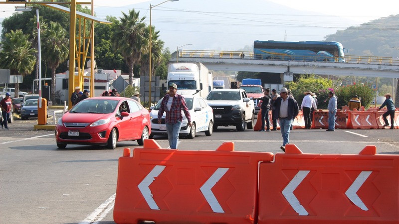 Ya tarde bloquearon la caseta de Panindícuaro en Michoacán