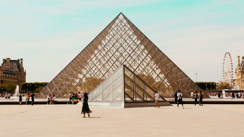 Detienen a 4 nuevos implicados por robo al Museo del Louvre