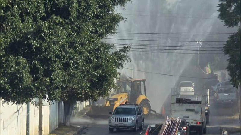 Se revienta tubería mientras realizaban reparaciones frente al Colegio Jefferson en Morelia, Michoacán