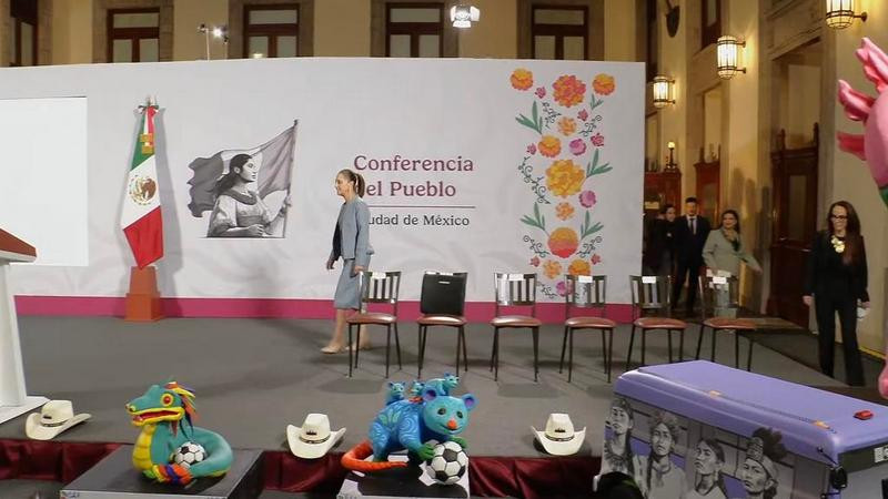 ¿Mensaje a la sombreriza? Retiran sombreros de la conferencia matutina de Claudia Sheinbaum en presentación del Mundial 2026