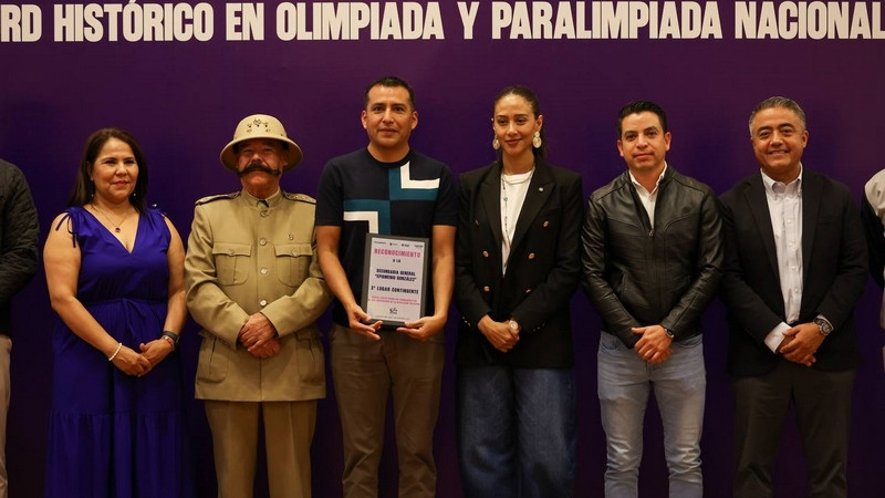Premia Iridia Salazar a ganadores del Desfile Conmemorativo del CXV Aniversario de la Revolución Mexicana